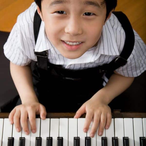 learn the piano child image